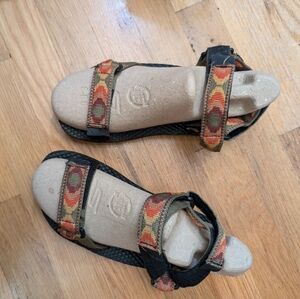 Geometric Print Sandals with Adjustable Straps, Black soles (See photos), Beach